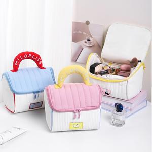 Organizador de cosméticos de mano suave ecológico de alta gama, gran capacidad, lindo patrón de Casita, almacenamiento de maquillaje para artículos de tocador - Product Image 3