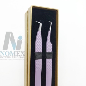 Pince à cils en acier durable enduite de poudre violette de type L à 90 degrés Logo personnalisé Prix de gros pour les soins personnels - Product Image 1