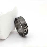 Bague de fiançailles pour hommes en acier damas faite à la main personnalisée bijoux personnalisés unisexe par fabricant de couteaux