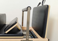 Reformer de Pilates en bois massif avec plateforme de saut et boîte d'assise, ressorts de résistance réglables, machine d'entraînement pour la maison et le studio