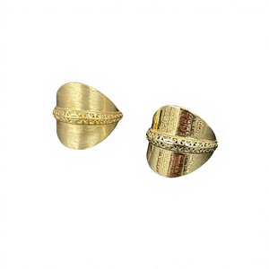 Bague géométrique moderne en laiton plaqué or, bijoux unisexes à porter au quotidien - Product Image 1