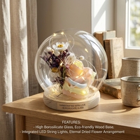 Glasglocke mit Rosen, Hochwertiges Borosilikatglas, LED-Beleuchtung, Holzsockel, Valentinstag- und Muttertagsgeschenk, Deko-Kunstblumen-Überdachung
