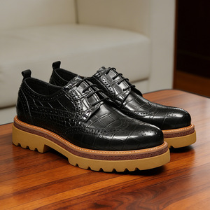 Zapatos Oxford de cuero casuales y elegantes para hombre, con punta en pico, grabados, transpirables, de suela gruesa y duraderos, para uso formal de negocios. - Product Image 2