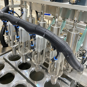 Machine automatique de remplissage, scellage et bouchage en ligne pour l'emballage de <span class=keywords><strong>fromage</strong></span> <span class=keywords><strong>feta</strong></span> blanc, de yaourt grec et de salades - Product Image 3