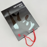 Sac cadeau en papier noir imprimé sur mesure avec poignée en corde rouge, sac de shopping de luxe pour l'emballage à emporter des restaurants coréens de barbecue