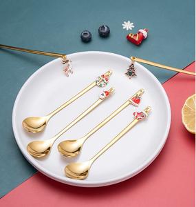Cuillères à thé <span class=keywords><strong>de</strong></span> <span class=keywords><strong>noël</strong></span> avec pendentif <span class=keywords><strong>de</strong></span> <span class=keywords><strong>noël</strong></span> 6 pièces ensemble <span class=keywords><strong>de</strong></span> cuillères à mélanger en acier inoxydable or - Product Image 1