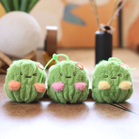 En gros, porte-clés et breloques de sac en peluche motif cactus de dessin animé, accessoires pour sacs à dos et machines à griffes