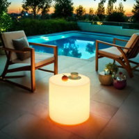 Ensemble de table basse et de chaises d'extérieur avec éclairage LED, en PE imperméable, design traditionnel pour villa, salon, alimenté par énergie solaire