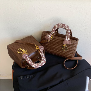 Sac à main tissé pour femme 2026 Nouveau sac à bandoulière élégant haut de gamme <span class=keywords><strong>Lady</strong></span> <span class=keywords><strong>Diana</strong></span> avec fermeture magnétique et doublure en polyester - Product Image 2