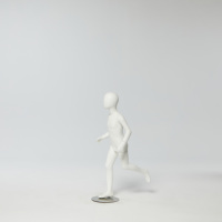 Tienda de moda escaparate cuerpo completo huevo cara mate blanco niño corriendo maniquí