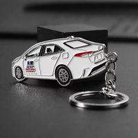 Porte-clés en émail avec breloque de voiture classique emblématique, avec détails en émail fin, idéal pour les cadeaux de collectionneurs d'objets automobiles et pour un usage quotidien