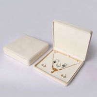 Boîte à bijoux rectangulaire en cuir blanc beige avec doublure en velours, ensemble d'emballage personnalisé avec logo QC Cartiers pour l'affichage des bagues, des bracelets et des colliers