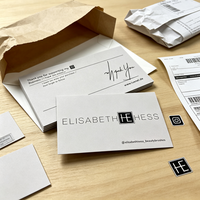 Carte de remerciement grise en papier couché mat 300 g/m² avec logo personnalisé, style minimaliste de luxe, pour marque de maquillage et de beauté