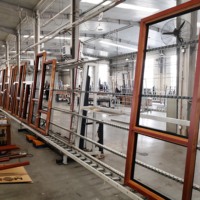 Banc d'assemblage pour cadres de fenêtres en aluminium et UPVC