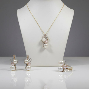 Collier pendentif en or 18 carats avec perle et diamant, serti pavé, design élégant et luxueux, bijoux fins - Product Image 1