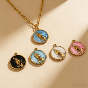 Collier pendentif Mains en prière en acier inoxydable Twinkle, plaqué or 18 carats PVD, avec breloques pièces de monnaie, motif '<span class=keywords><strong>Dieu</strong></span> bénisse', idéal pour la prière, en promotion, cadeau - Product Image 2