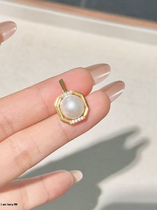 ชุดเครื่องประดับ UM Jewelry เงินแท้ 925 ประดับมุกธรรมชาติ ดีไซน์ Versailles Golden Window ต่างหูและจี้ สำหรับทุกเพศ เหมาะเป็นของขวัญในชีวิตประจำวัน - Product Image 6