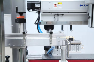 Macchina Automatica ad Alta Precisione per Tappare Bottiglie di Vino Rosso e Bevande - Product Image 3