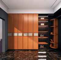 Système de rangement de chambre à coucher haut de gamme avec étagères modulaires, tringles de suspension, tiroirs et unités de rangement à portes vitrées