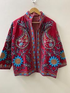 เสื้อแจ็คเก็ตสั้นผ้ากำมะหยี่ปักลายสัตว์แบบซูซานี ทำมือ ระบายอากาศได้ดี สไตล์อุซเบก เหมาะสำหรับเทศกาลฤดูหนาว ของขวัญสำหรับเธอ จากอินเดีย - Product Image 1