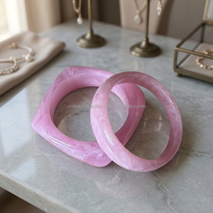 Ensemble de bracelets en résine brillante, forme ronde, bijoux tendance pour tous les jours et les occasions festives, design ambre. - Product Image 1