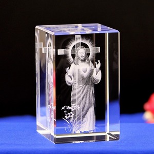 Cubo de Cristal con Grabado Láser 3D de la Estatua de Jesús, Diseño Personalizado con Múltiples Patrones, Regalo Religioso - Product Image 2