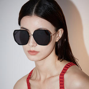 Nouvelles lunettes de soleil polarisées de style européen pour femmes, monture noire, verres gris, protection UV400, tendance, pour les voyages, les activités de plein air et la conduite. - Product Image 2