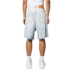 Shorts en jean amples et déchirés bleu clair en coton à bords bruts pour hommes - Product Image 5