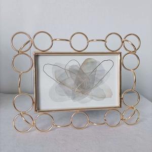 <span class=keywords><strong>Cadre</strong></span> photo personnalisé lumière luxe Cercle d'or <span class=keywords><strong>cadre</strong></span> photo de haute qualité style européen mariage <span class=keywords><strong>cadre</strong></span> photo en métal - Product Image 3