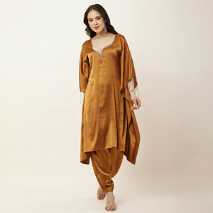 Robe royale pour femmes, kaftan marron avec pantalon et perles. Pearl et Cut-dana travaillent sur la partie avant du corps Perfect Choice - Product Image 1