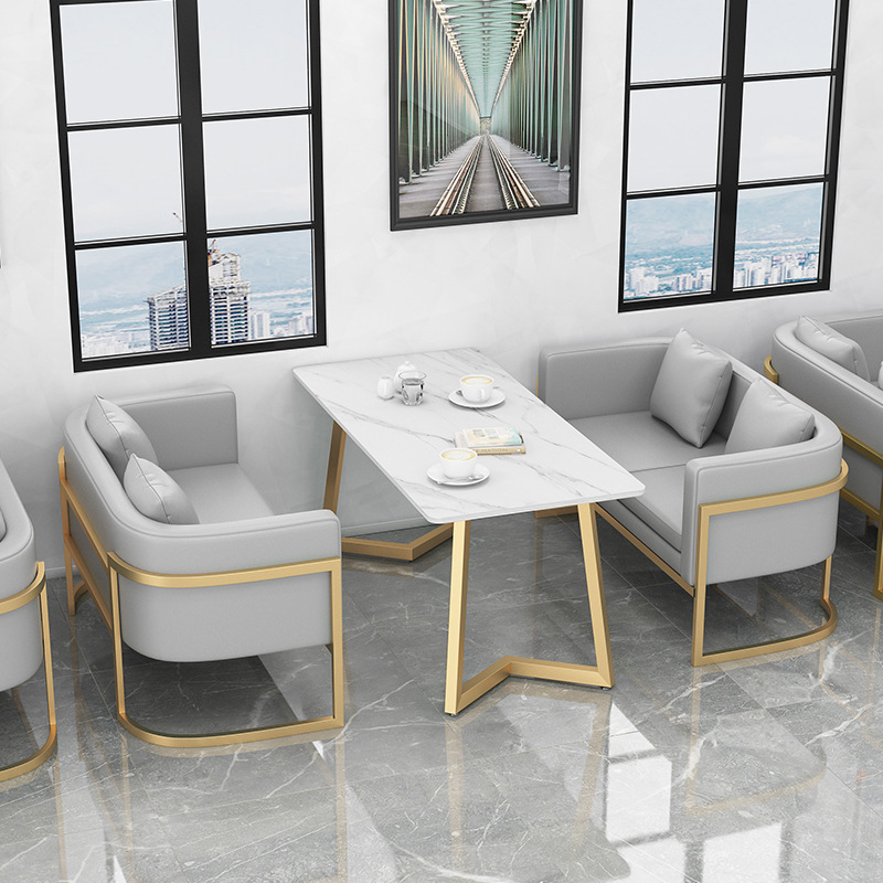 Deux tables rectangulaires et deux canapés deux places gris