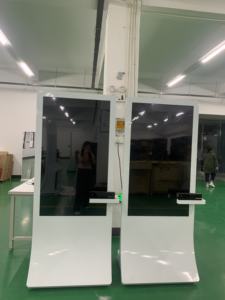 ป้ายดิจิตอลกระจกติดตั้งเสมือนจริง 65 นิ้ว <span class=keywords><strong>VR</strong></span> ประสบการณ์ร้านค้า 3D โฆษณาแบบโต้ตอบอัจฉริยะเครื่อง All-in-one - Product Image 3