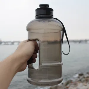 Sport creativi bottiglia d'acqua popolare in plastica da mezzo gallone 2.2L durevole grande bottiglia per bere all'ingrosso con scatola di immagazzinaggio per il Fitness