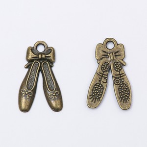 Abalorios de aleación de zinc con diseño de <span class=keywords><strong>zapatillas</strong></span> de <span class=keywords><strong>ballet</strong></span> con lazo y grabado para pulseras de recital de danza - Product Image 2
