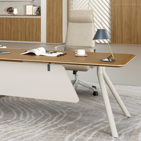 Ensemble de bureau de direction moderne et luxueux avec armoire murale LED, pieds sculpturaux inclinés et chaise pour suite de bureau complète de PDG