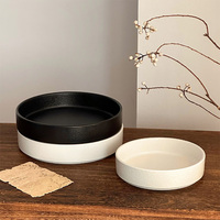 Assiettes rondes en céramique de porcelaine noire et blanche en gros, design de dîner haut de gamme, assiette à steak vierge pour restaurant
