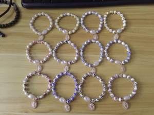 Pulsera Artesanal de Cerámica Azul con Cuentas, Dije de Cruz de la Virgen María, Imitación de Perla, Joyería Católica Chapada en Oro de 18K, Regalo Cristiano - Product Image 6
