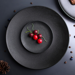 Assiettes à steak rondes peu profondes en céramique noire mate traditionnelles durables et écologiques pour les restaurants - Product Image 3