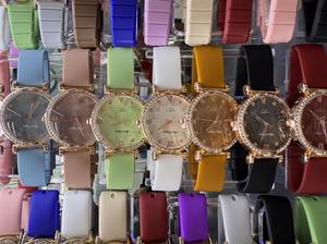 Orologio da donna con cassa rotonda placcata in oro, cinturino in pelle, orologio alla moda - Product Image 3