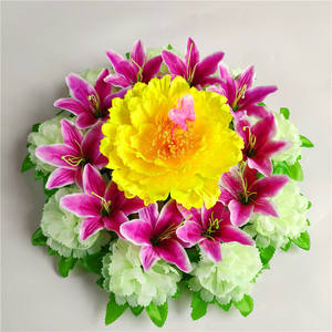 ช่อดอกไม้ประดิษฐ์สำหรับงานศพ ดอกลิลลี่และดอกโบตั๋นผ้าไหม สำหรับวางบนหลุมศพ - Product Image 3