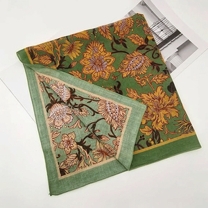 Nuevas bufandas de seda estampadas de lujo de última moda para mujer, accesorio de moda multifuncional, pañuelo para la cabeza para uso en exteriores. - Product Image 5
