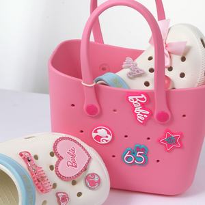 MINISO Série <span class=keywords><strong>Barbie</strong></span> Peigne rose miniature et accessoires pour chaussures ajourés avec décorations en forme de cœur et de nœud pour pantoufles - Product Image 3