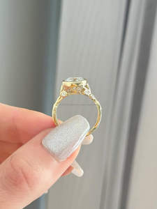 Impresionante Anillo de Diamantes con Corte Ovalado en Oro Blanco con Engaste de Bisel, Elegante Anillo de Compromiso Moderno para Mujer, Diseño de Joyería de Lujo - Product Image 4
