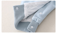 Combinaison en coton bleu clair pour bébé ZL-012 avec capuche à cornes de monstre et boutons sur le devant
