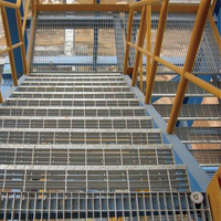 Marches d'escalier en grille d'acier galvanisé à chaud, plaque antidérapante à motif damier, nez de marche antidérapant pour plateforme de passage extérieure