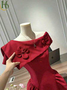 Vestido midi rojo con apliques florales de un solo hombro, vestido vietnamita de un solo hombro, floral, ligero, transpirable, elegante, de poliéster. - Product Image 2