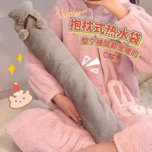 Bouillotte 75 cm grise en peluche style oreiller pour le lit, chaleur hivernale - Product Image 1