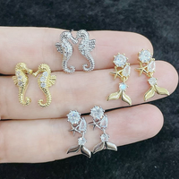 CH-LAE0901 Pendientes de Moda con Micro Pavé de Circonitas, Diseño de Balón de Fútbol Americano, Chapados en Oro, Joyería Deportiva de Cobre