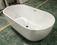 Baignoire autoportante moderne et minimaliste pour intérieur, simple et intégrée, idéale pour projets hôteliers et gîtes.
