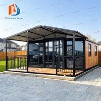Maison conteneur pliable extensible au design tendance, isolée et résistante au vent, préfabriquée et mobile, avec terrasse et toit-terrasse pour complexe hôtelier